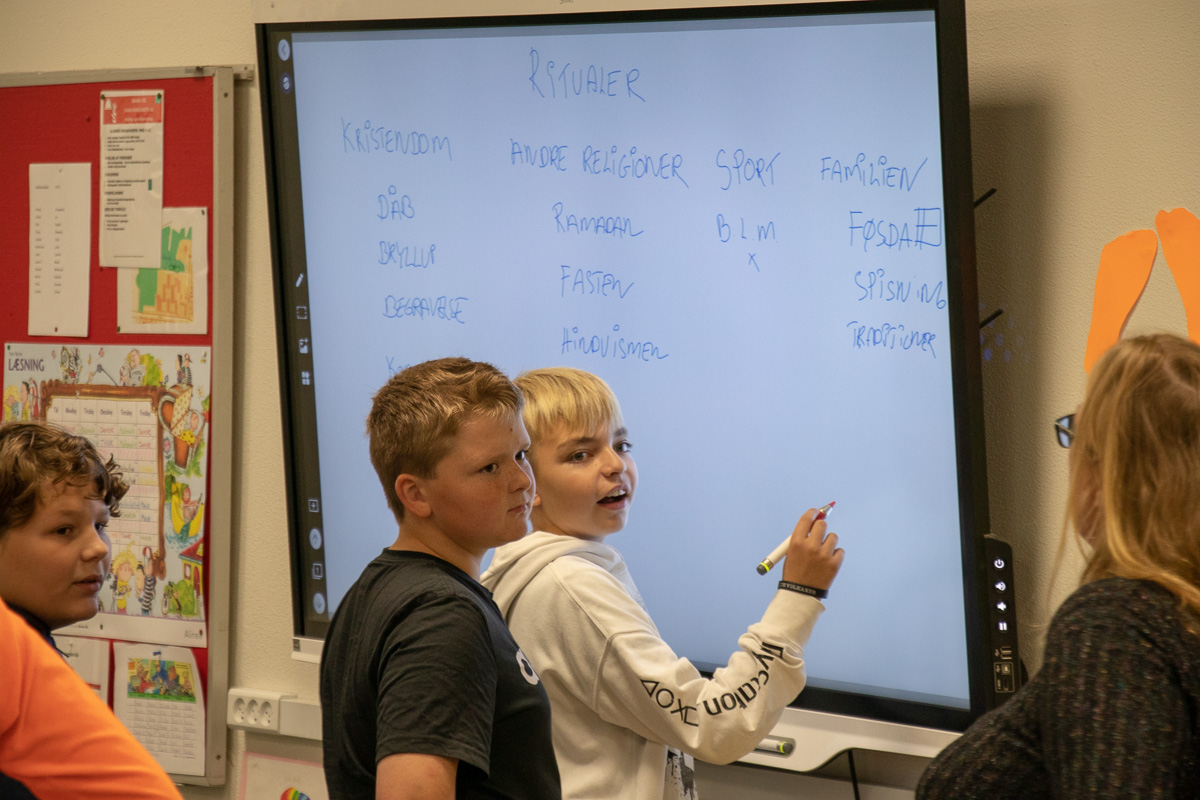 " elever bruger smartboard